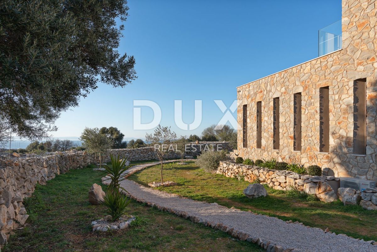ISOLA DI PAG, LUN - una villa unica con piscina in una posizione meravigliosa