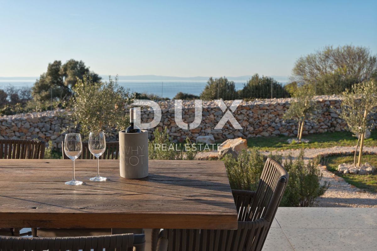 ISOLA DI PAG, LUN - una villa unica con piscina in una posizione meravigliosa