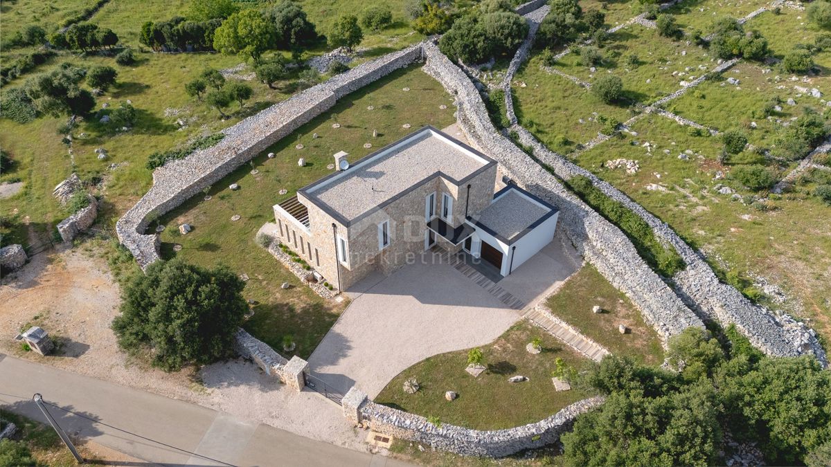 ISOLA DI PAG, LUN - una villa unica con piscina in una posizione meravigliosa