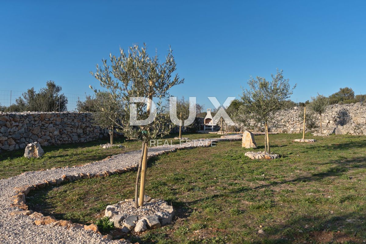 ISOLA DI PAG, LUN - una villa unica con piscina in una posizione meravigliosa