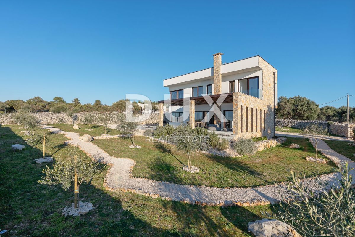 ISOLA DI PAG, LUN - una villa unica con piscina in una posizione meravigliosa