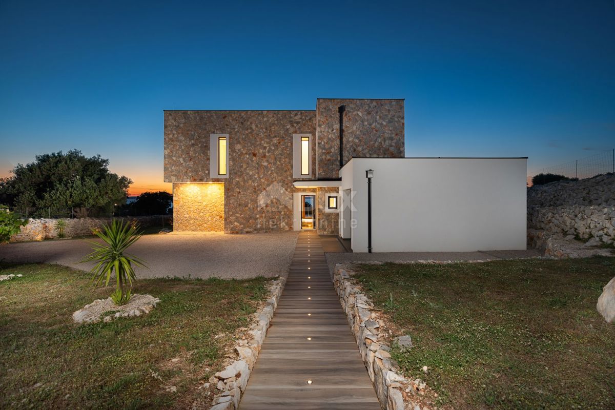 ISOLA DI PAG, LUN - una villa unica con piscina in una posizione meravigliosa