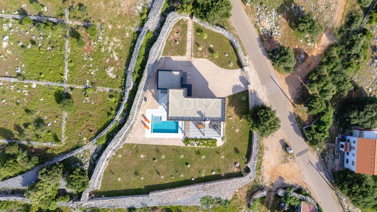 ISOLA DI PAG, LUN - una villa unica con piscina in una posizione meravigliosa