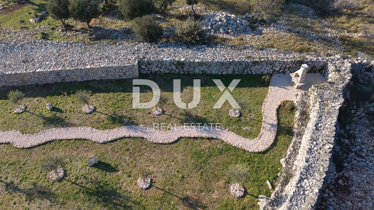 ISOLA DI PAG, LUN - una villa unica con piscina in una posizione meravigliosa