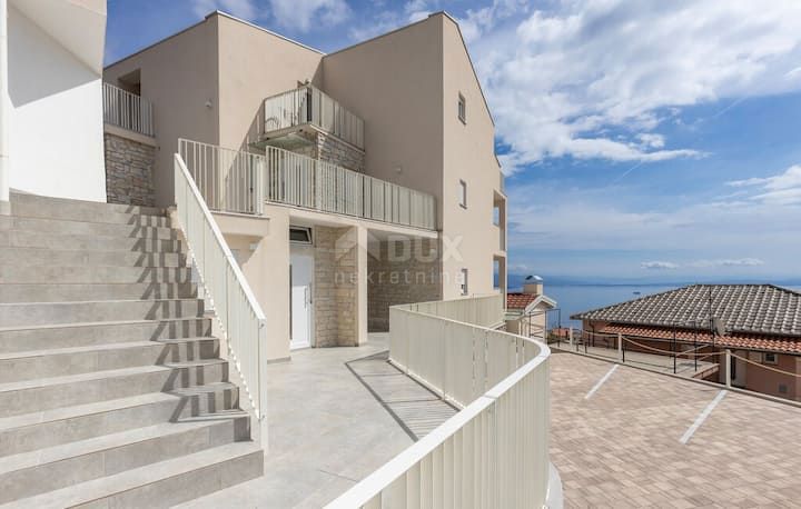 OPATIJA, BREGI - appartamento 85m2, DB+3S, 2° PIANO con vista panoramica sul mare e piscina