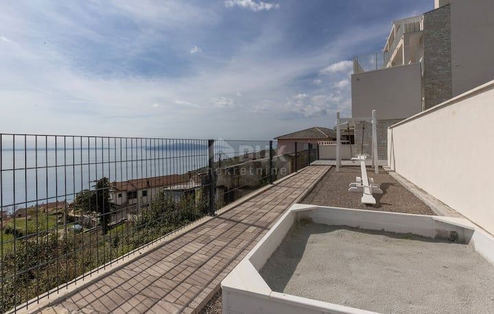 OPATIJA, BREGI - appartamento 85m2, DB+3S, 2° PIANO con vista panoramica sul mare e piscina