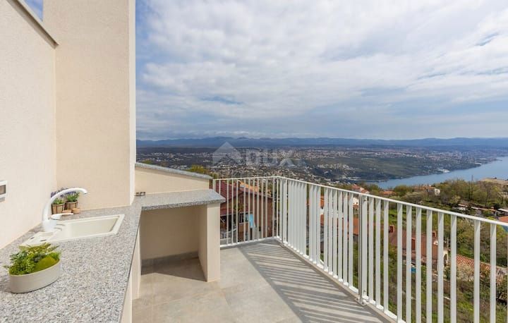 OPATIJA, BREGI - appartamento 85m2, DB+3S, 2° PIANO con vista panoramica sul mare e piscina