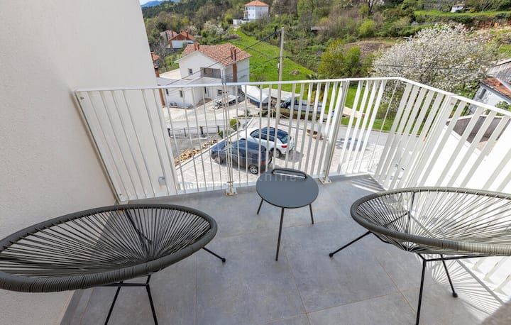 OPATIJA, BREGI - appartamento 85m2, DB+3S, 2° PIANO con vista panoramica sul mare e piscina