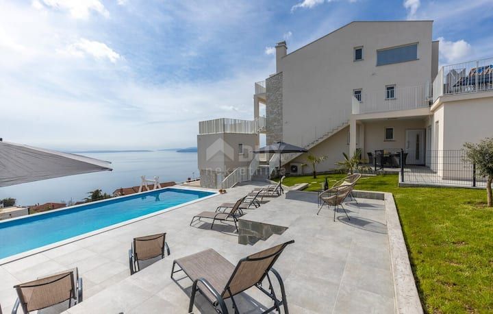 OPATIJA, BREGI - appartamento 85m2, DB+3S, 2° PIANO con vista panoramica sul mare e piscina