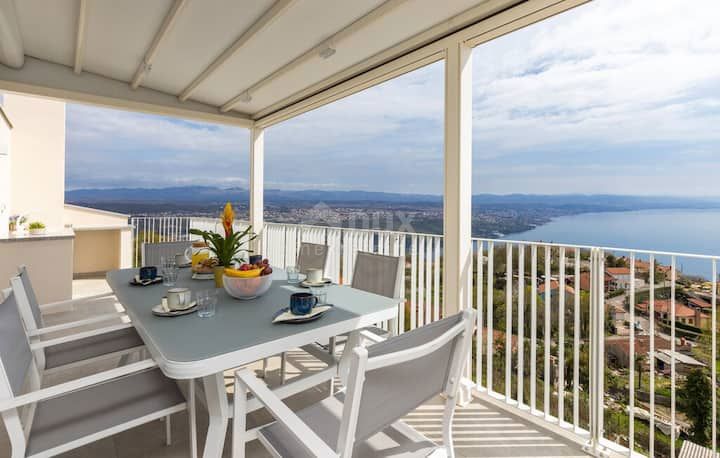 OPATIJA, BREGI - appartamento 85m2, DB+3S, 2° PIANO con vista panoramica sul mare e piscina