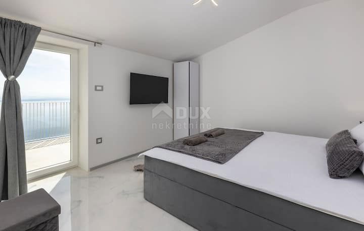 OPATIJA, BREGI - appartamento 85m2, DB+3S, 2° PIANO con vista panoramica sul mare e piscina