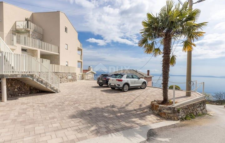 OPATIJA, BREGI - appartamento 85m2, DB+3S, 2° PIANO con vista panoramica sul mare e piscina