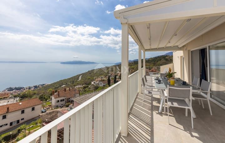 OPATIJA, BREGI - appartamento 85m2, DB+3S, 2° PIANO con vista panoramica sul mare e piscina