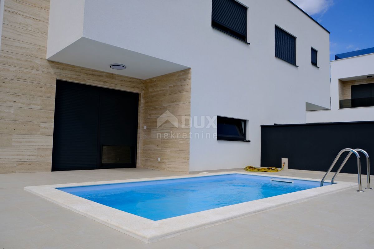 ZADAR, VIR - Moderna casa bifamiliare in una posizione d'élite con piscina privata vicino alla spiaggia di Jadro! B