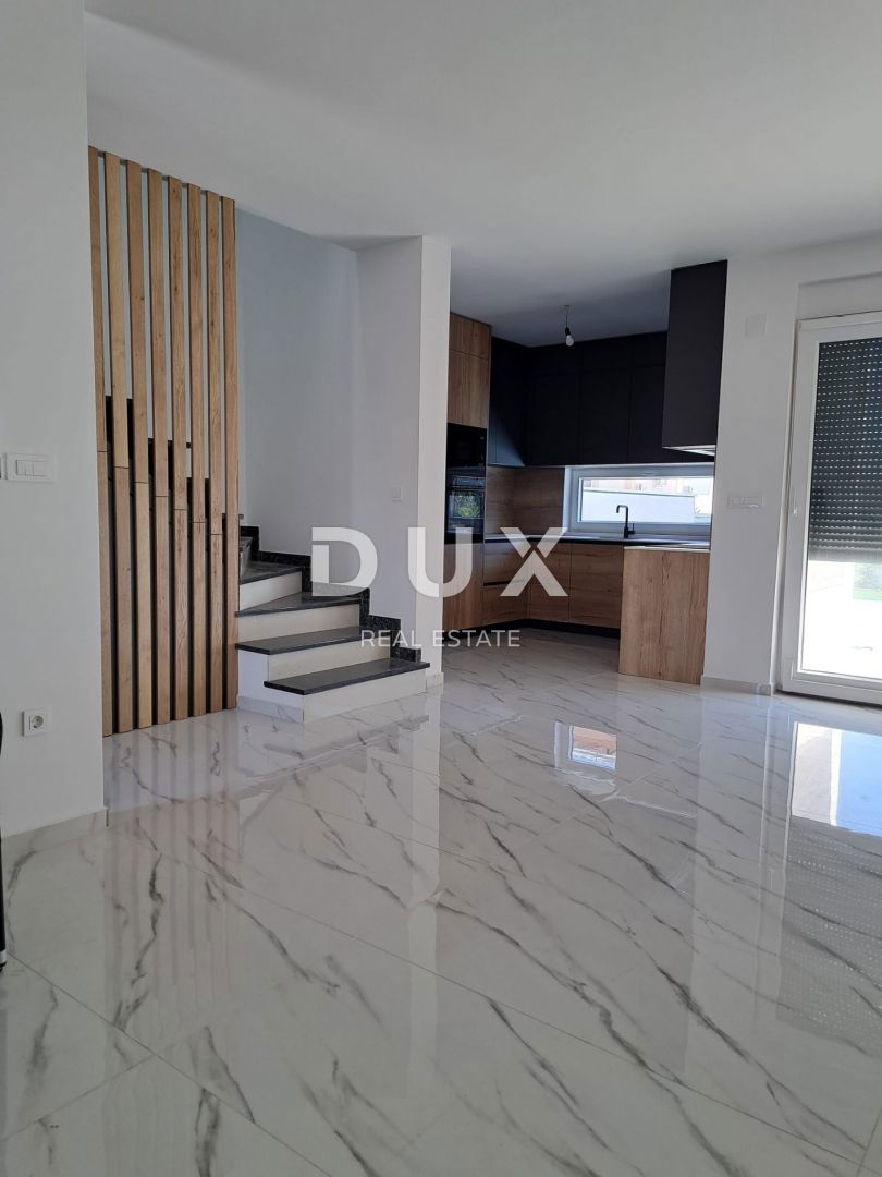 ZADAR, VIR - Moderna casa bifamiliare in una posizione d'élite con piscina privata vicino alla spiaggia di Jadro! B