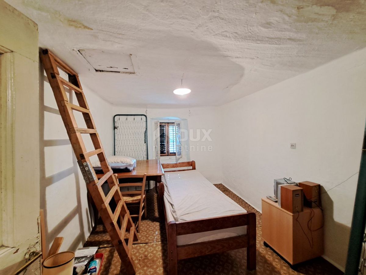 ISTRIA, GRIGNAN, DINTORNI - vecchia casa con terreno di 60.000 m2 