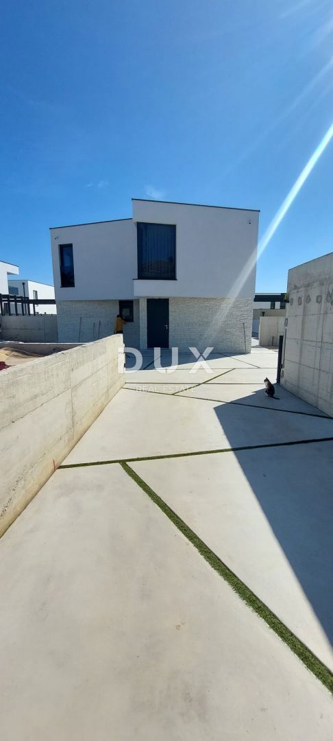 ISTRIA, PULA - Moderna casa bifamiliare con piscina