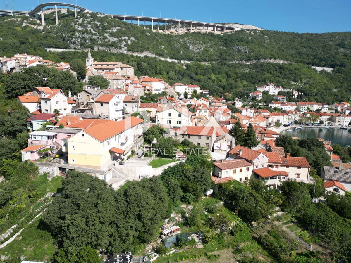 RIJEKA, BAKAR, CENTRO - terreno edificabile nel centro della città di Bakar 2.600 m2 con vista sul mare per un edificio residenziale - appartamenti / appartamenti / casa familiare / villa! OPPORTUNITÀ!