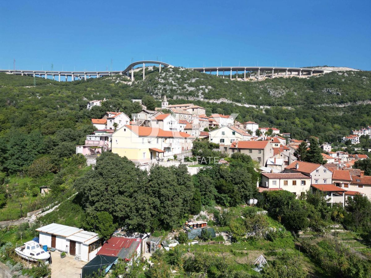 RIJEKA, BAKAR, CENTRO - terreno edificabile nel centro della città di Bakar 2.600 m2 con vista sul mare per un edificio residenziale - appartamenti / appartamenti / casa familiare / villa! OPPORTUNITÀ!