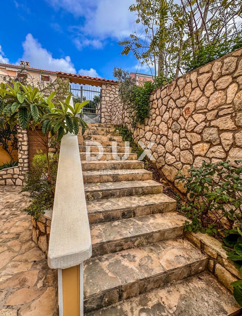 MALI LOŠINJ - Casa con tre appartamenti in una zona tranquilla dell'isola