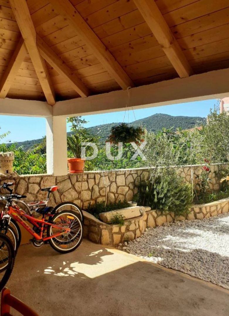 MALI LOŠINJ - Casa con tre appartamenti in una zona tranquilla dell'isola