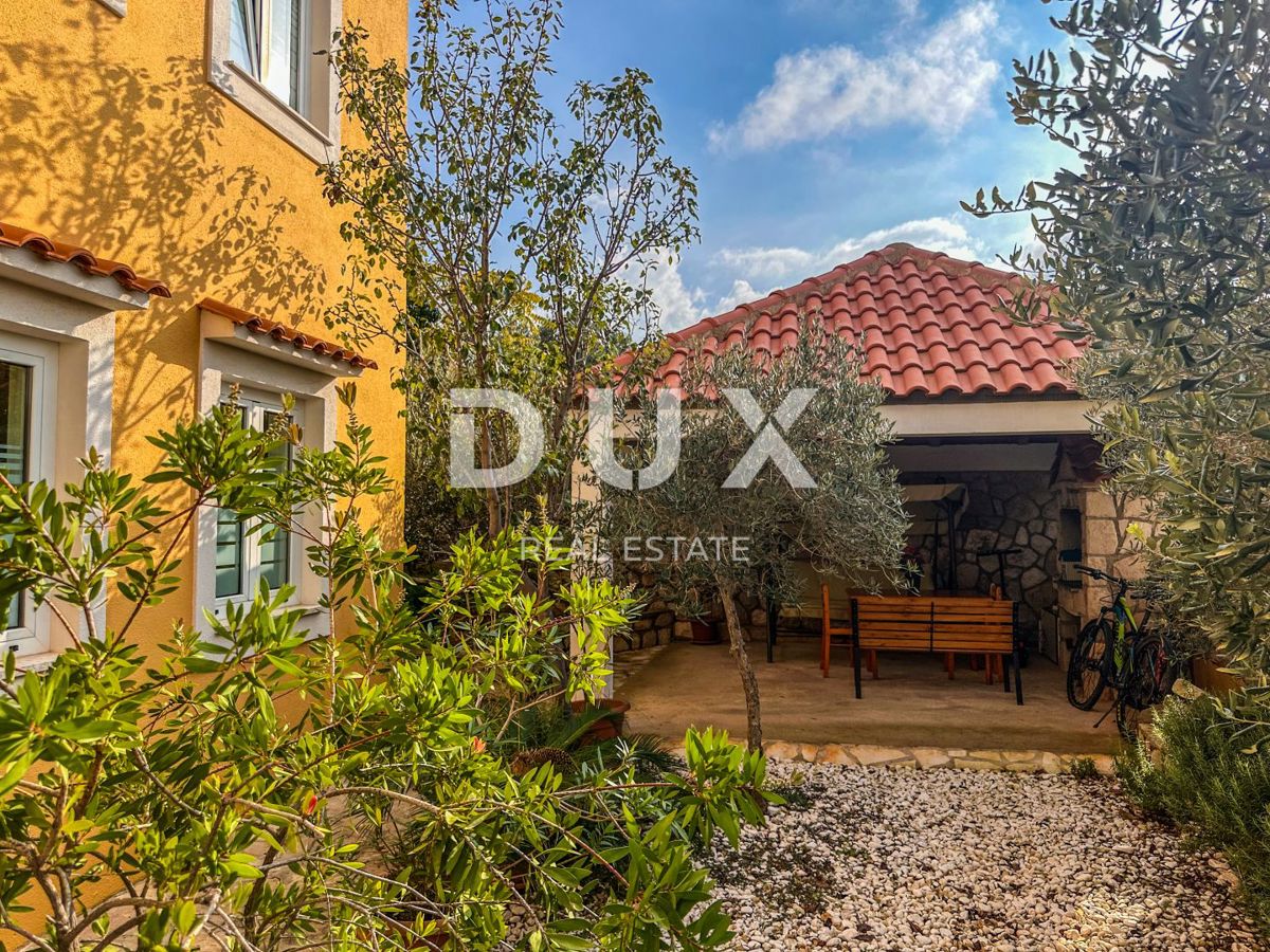 MALI LOŠINJ - Casa con tre appartamenti in una zona tranquilla dell'isola