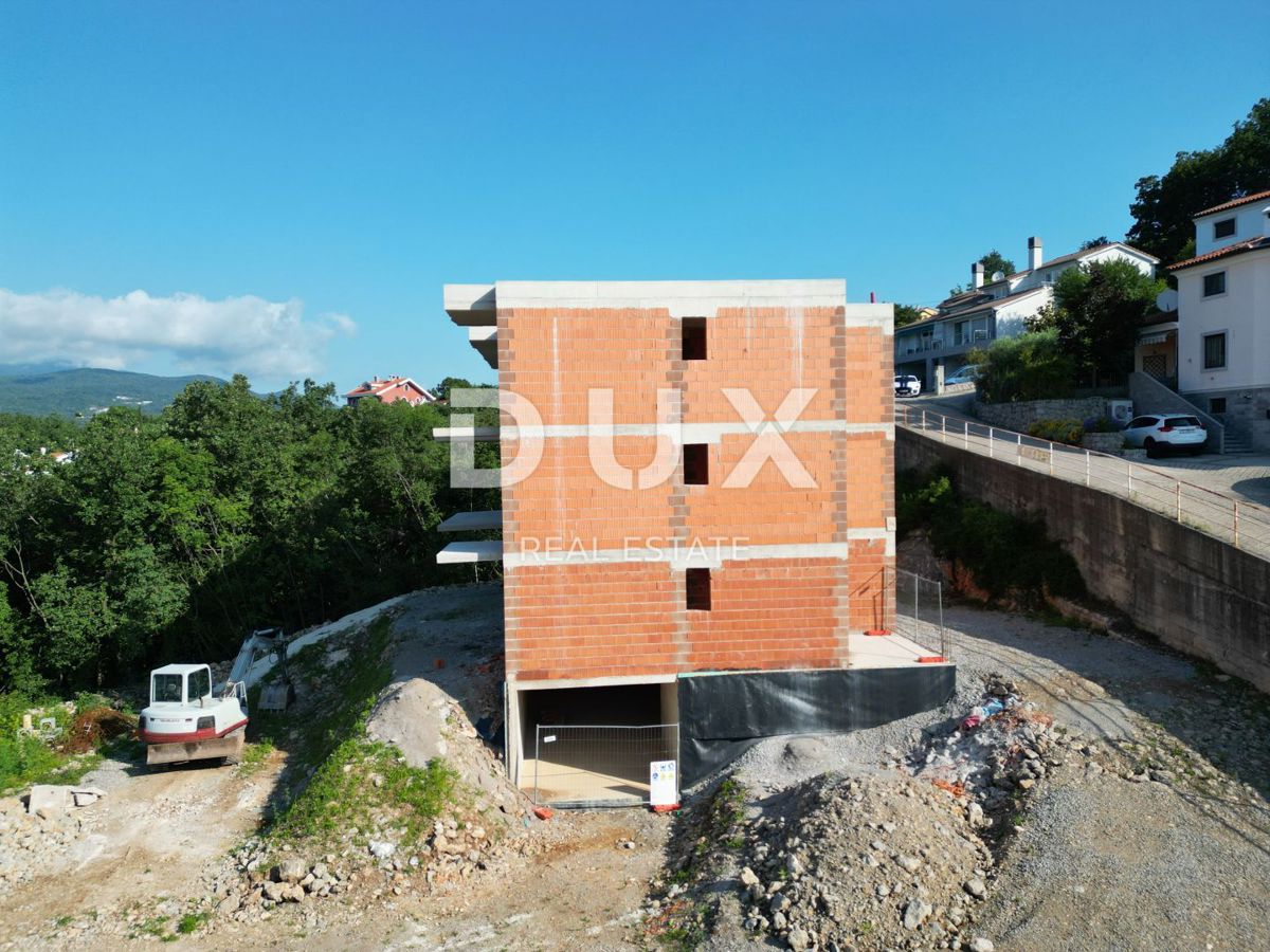 MATULJI, KASTAV, RUBEŠI - terreno edificabile di 900 m2 con edificio in costruzione di 600 m2 con 3 appartamenti spaziosi con vista panoramica sul mare e garage sotterraneo