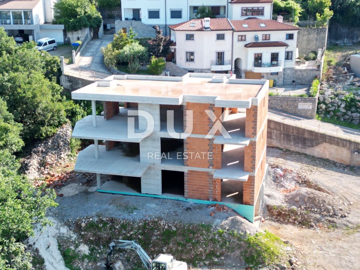 MATULJI, KASTAV, RUBEŠI - terreno edificabile di 900 m2 con edificio in costruzione di 600 m2 con 3 appartamenti spaziosi con vista panoramica sul mare e garage sotterraneo