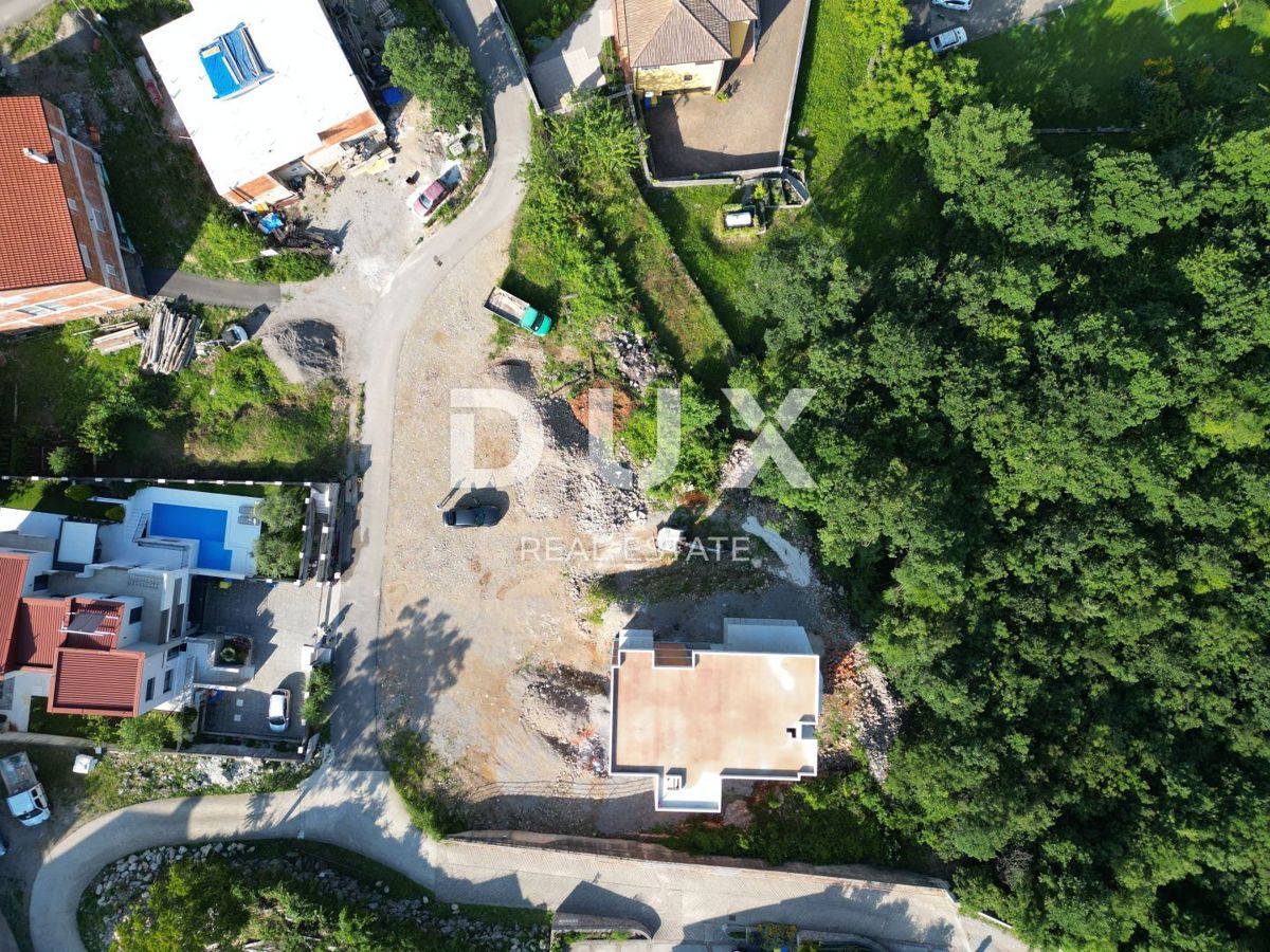 MATULJI, KASTAV, RUBEŠI - terreno edificabile di 900 m2 con edificio in costruzione di 600 m2 con 3 appartamenti spaziosi con vista panoramica sul mare e garage sotterraneo