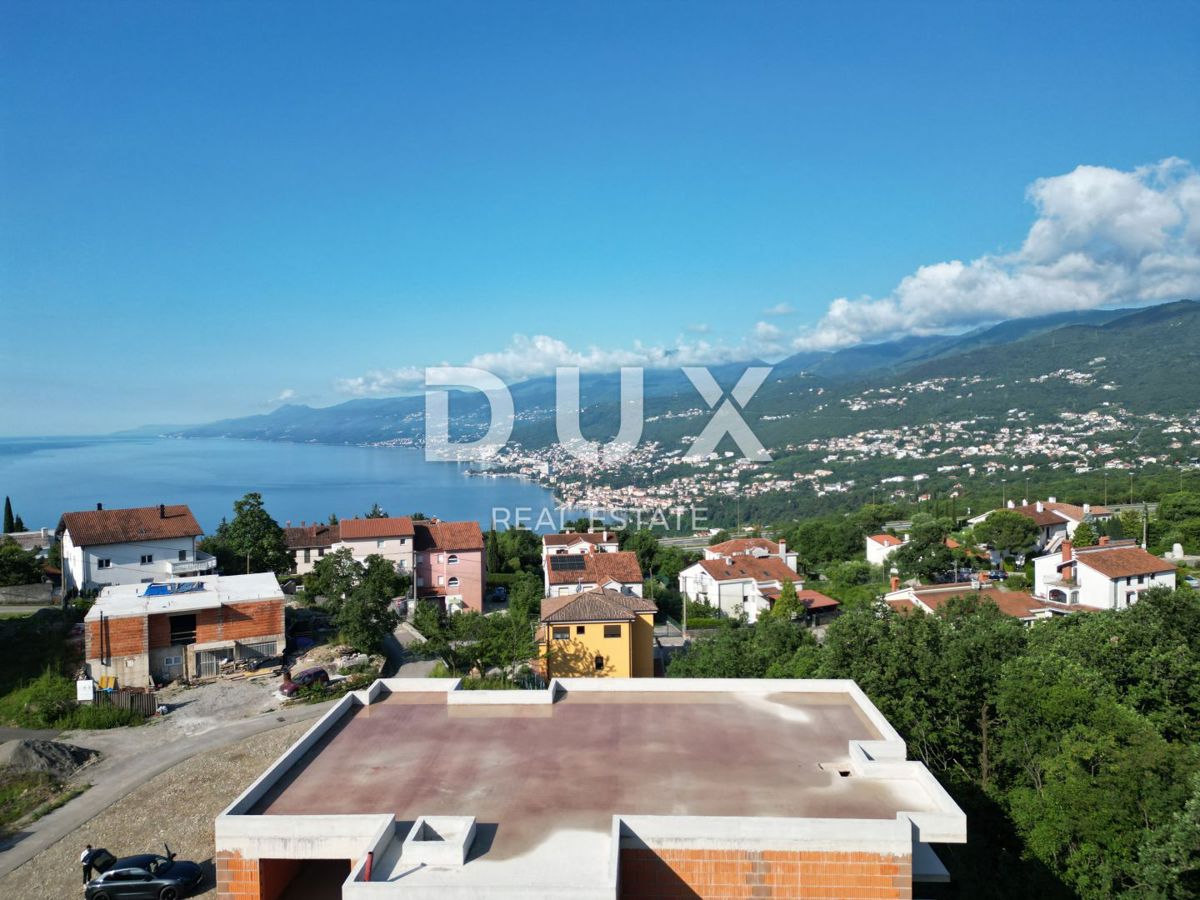 MATULJI, KASTAV, RUBEŠI - terreno edificabile di 900 m2 con edificio in costruzione di 600 m2 con 3 appartamenti spaziosi con vista panoramica sul mare e garage sotterraneo