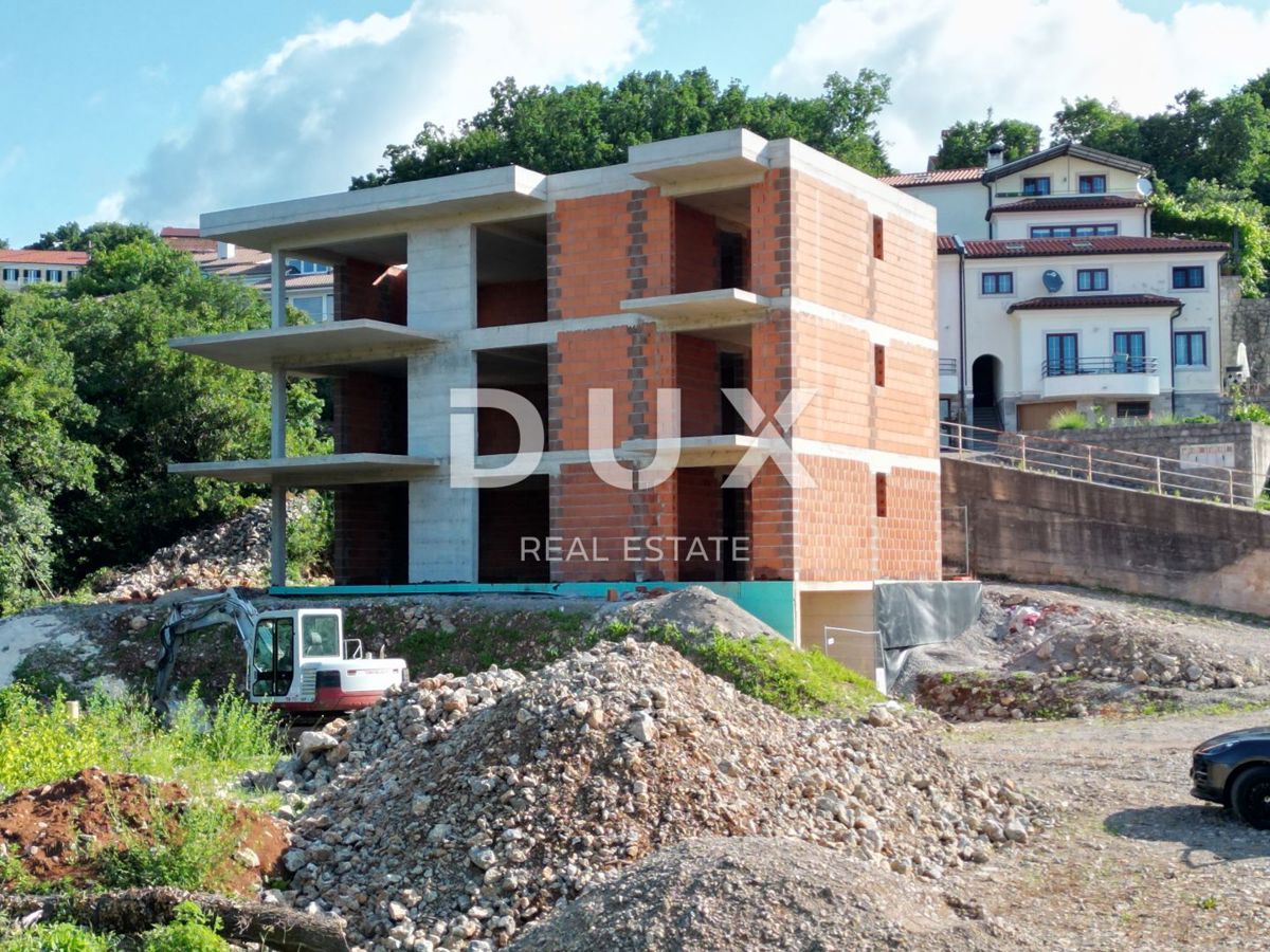 MATULJI, KASTAV, RUBEŠI - terreno edificabile di 900 m2 con edificio in costruzione di 600 m2 con 3 appartamenti spaziosi con vista panoramica sul mare e garage sotterraneo