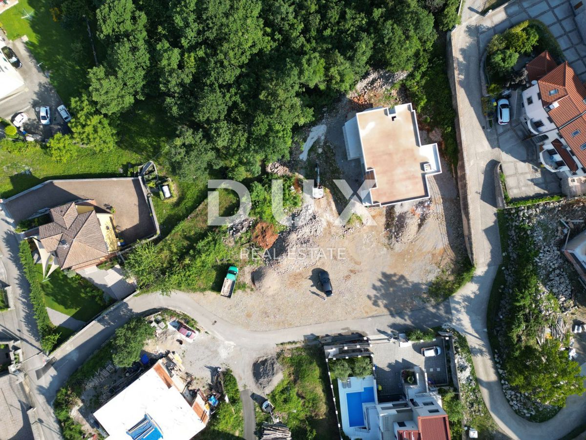 MATULJI, KASTAV, RUBEŠI - terreno edificabile di 900 m2 con edificio in costruzione di 600 m2 con 3 appartamenti spaziosi con vista panoramica sul mare e garage sotterraneo