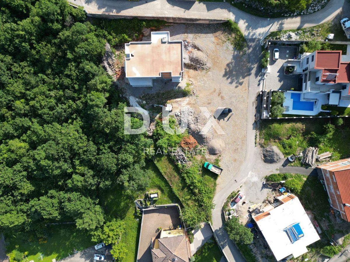 MATULJI, KASTAV, RUBEŠI - terreno edificabile di 900 m2 con edificio in costruzione di 600 m2 con 3 appartamenti spaziosi con vista panoramica sul mare e garage sotterraneo