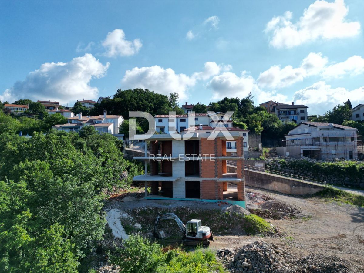 MATULJI, KASTAV, RUBEŠI - terreno edificabile di 900 m2 con edificio in costruzione di 600 m2 con 3 appartamenti spaziosi con vista panoramica sul mare e garage sotterraneo