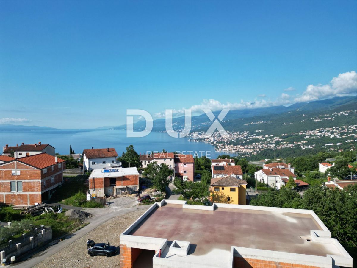 MATULJI, KASTAV, RUBEŠI - terreno edificabile di 900 m2 con edificio in costruzione di 600 m2 con 3 appartamenti spaziosi con vista panoramica sul mare e garage sotterraneo