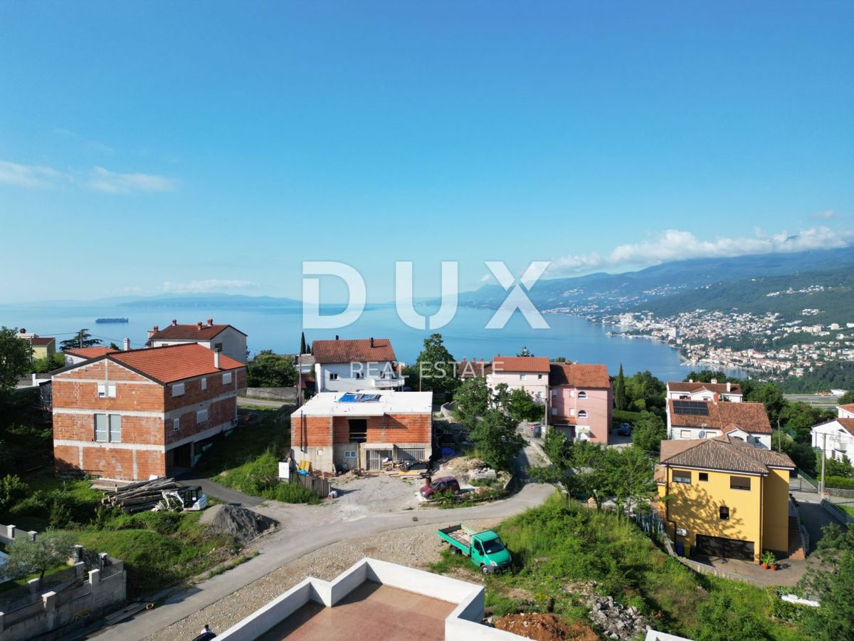 MATULJI, KASTAV, RUBEŠI - terreno edificabile di 900 m2 con edificio in costruzione di 600 m2 con 3 appartamenti spaziosi con vista panoramica sul mare e garage sotterraneo