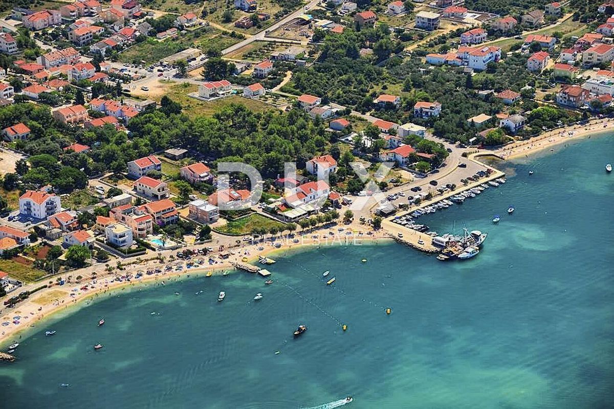 ZADAR, VRSI - Terreno edificabile con ulivi a 800 metri dalla spiaggia!