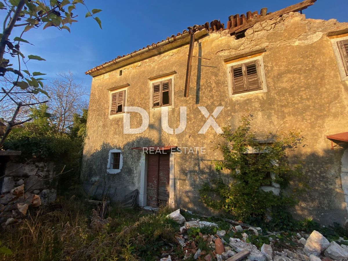 RIJEKA, DRENOVA - casa indipendente + due edifici a corte + cortile + 2.997 m2 di TERRENO EDIFICABILE! OPPORTUNITÀ!