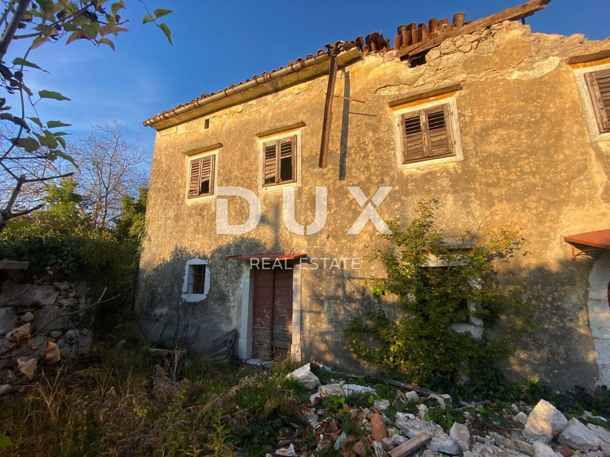 RIJEKA, DRENOVA - casa indipendente + due edifici a corte + cortile + 2.997 m2 di TERRENO EDIFICABILE! OPPORTUNITÀ!