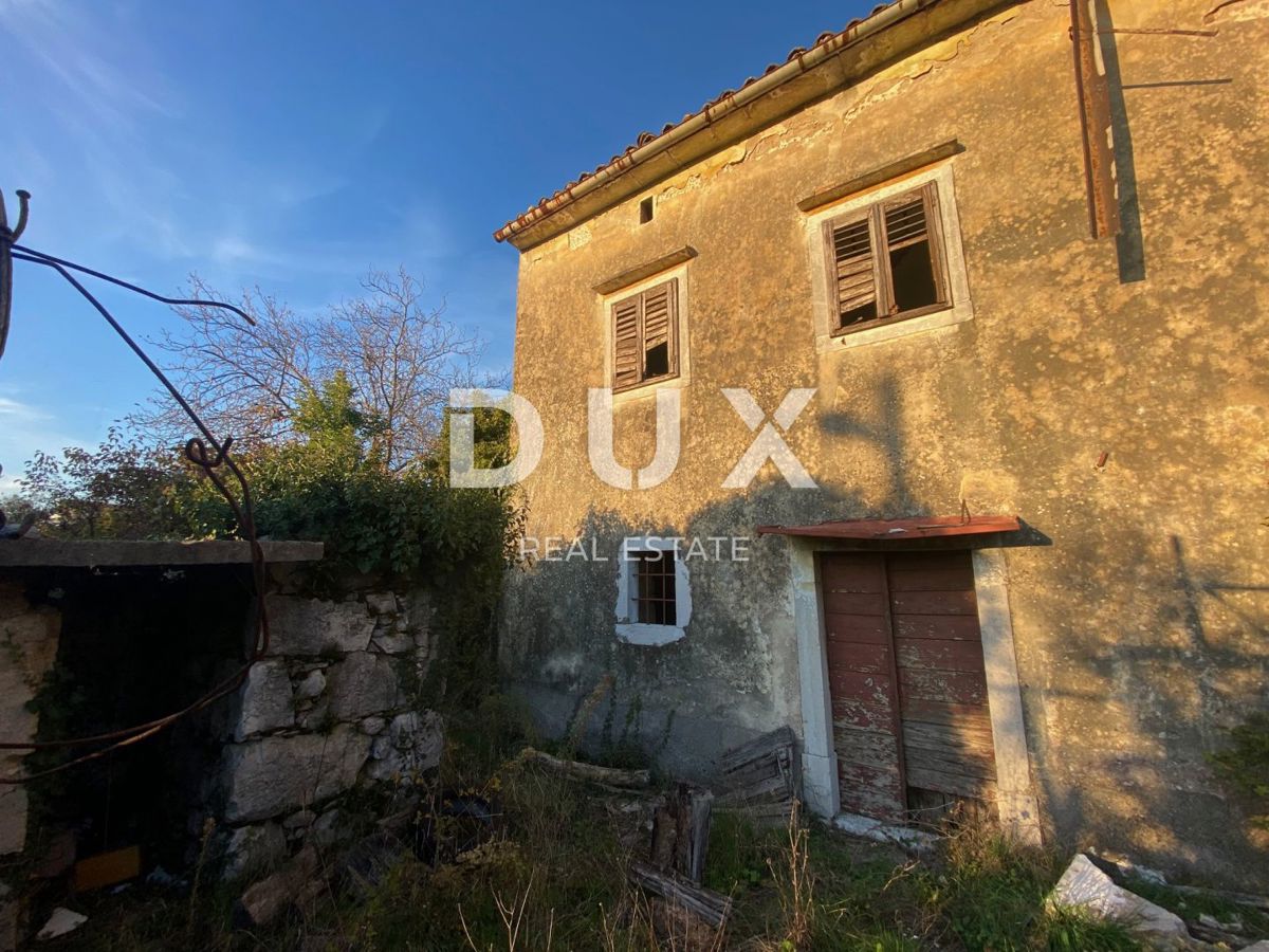 RIJEKA, DRENOVA - casa indipendente + due edifici a corte + cortile + 2.997 m2 di TERRENO EDIFICABILE! OPPORTUNITÀ!