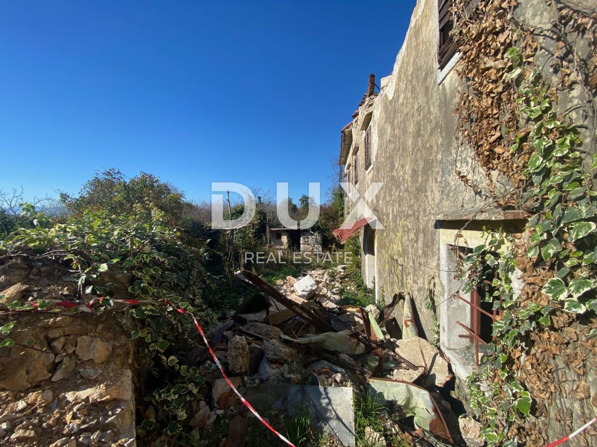 RIJEKA, DRENOVA - casa indipendente + due edifici a corte + cortile + 2.997 m2 di TERRENO EDIFICABILE! OPPORTUNITÀ!