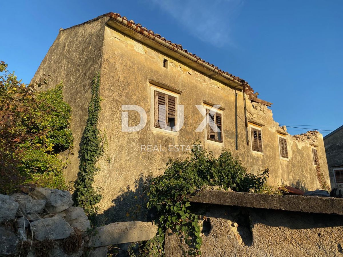 RIJEKA, DRENOVA - casa indipendente + due edifici a corte + cortile + 2.997 m2 di TERRENO EDIFICABILE! OPPORTUNITÀ!