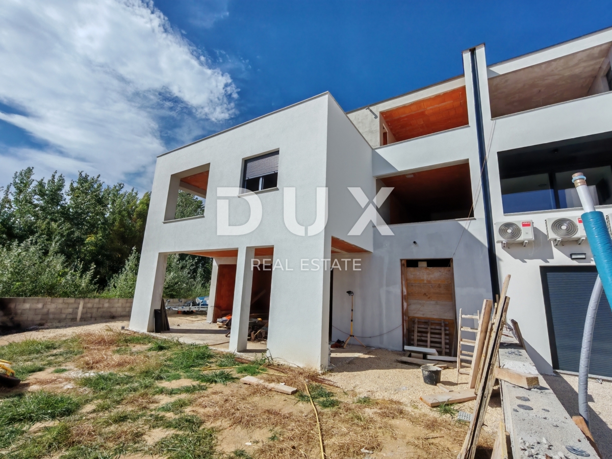 ZADAR, ZUKVE - Spaziosa casa bifamiliare con piscina! Nuova costruzione! E