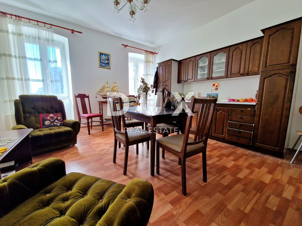 RIJEKA, BELVEDER - 3 camere da letto + soggiorno con balcone al 1° piano, superficie 100 m2