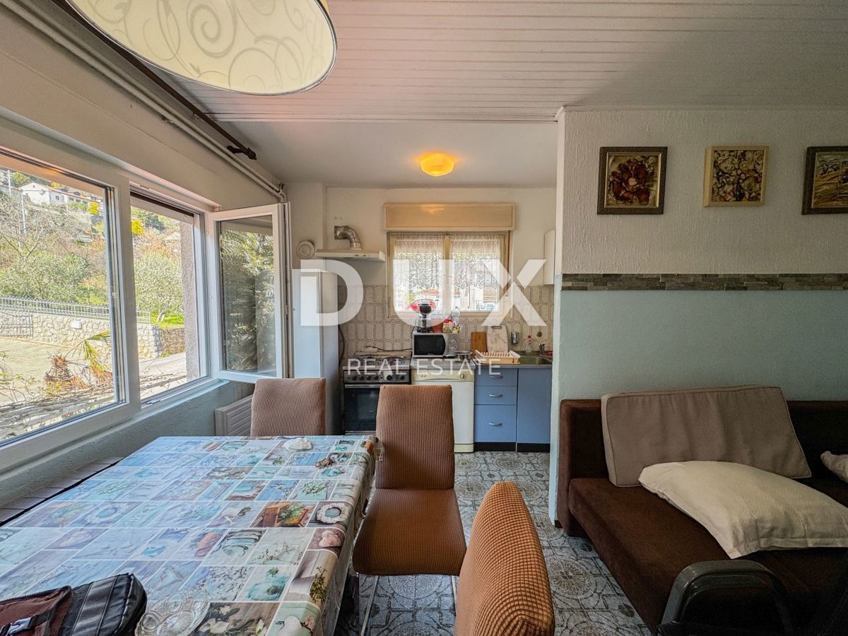 OPATIJA, MOŠĆENIČKA DRAGA - primo piano di una casa divisa in 3 appartamenti a soli 500 metri dalla spiaggia, ottimo investimento per la ristrutturazione