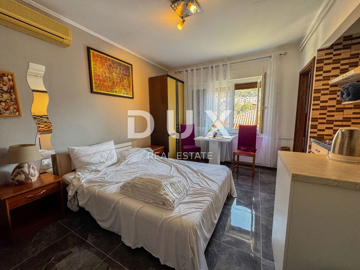 OPATIJA, MOŠĆENIČKA DRAGA - primo piano di una casa divisa in 3 appartamenti a soli 500 metri dalla spiaggia, ottimo investimento per la ristrutturazione