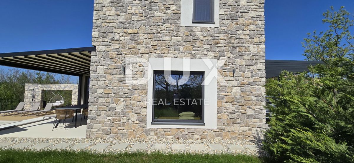 ISTRIA, MONTONA, DINTORNI - Una vista panoramica che vi toglierà il fiato! Bellissima villa fronte verde con completa privacy