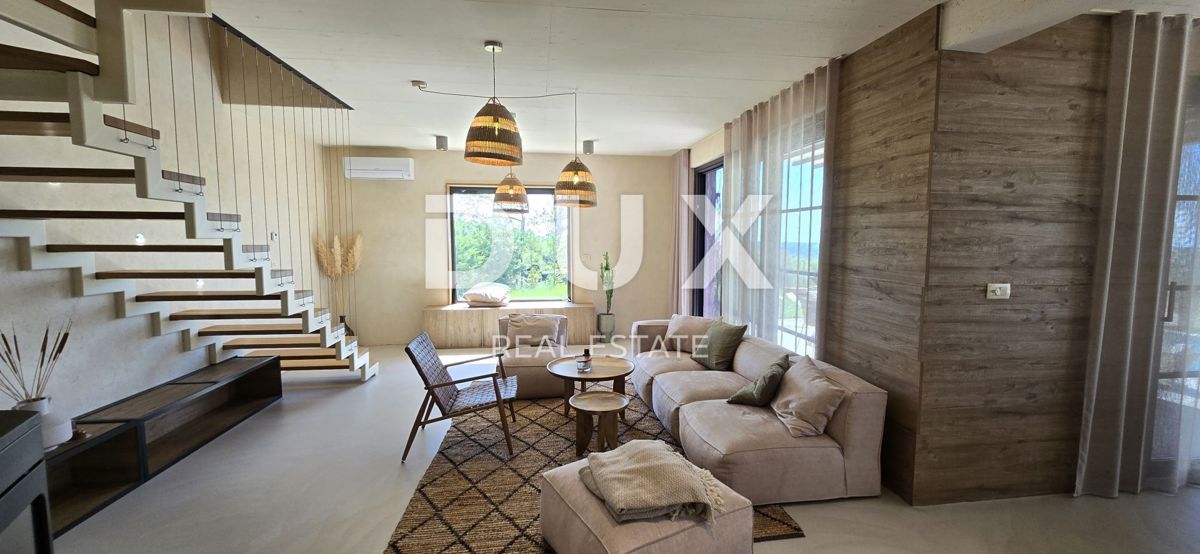 ISTRIA, MONTONA, DINTORNI - Una vista panoramica che vi toglierà il fiato! Bellissima villa fronte verde con completa privacy