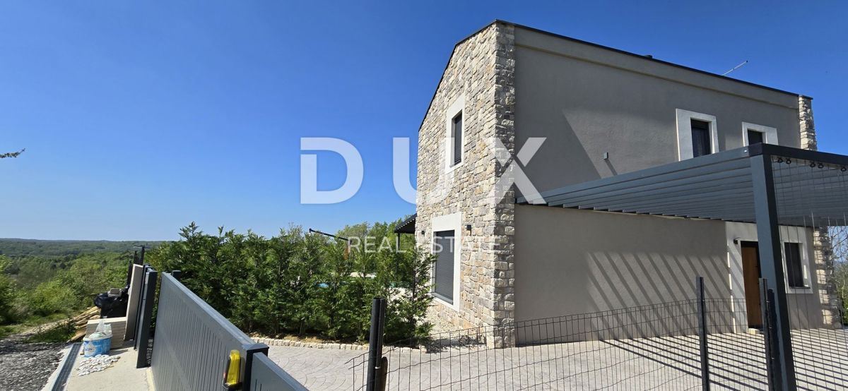 ISTRIA, MONTONA, DINTORNI - Una vista panoramica che vi toglierà il fiato! Bellissima villa fronte verde con completa privacy