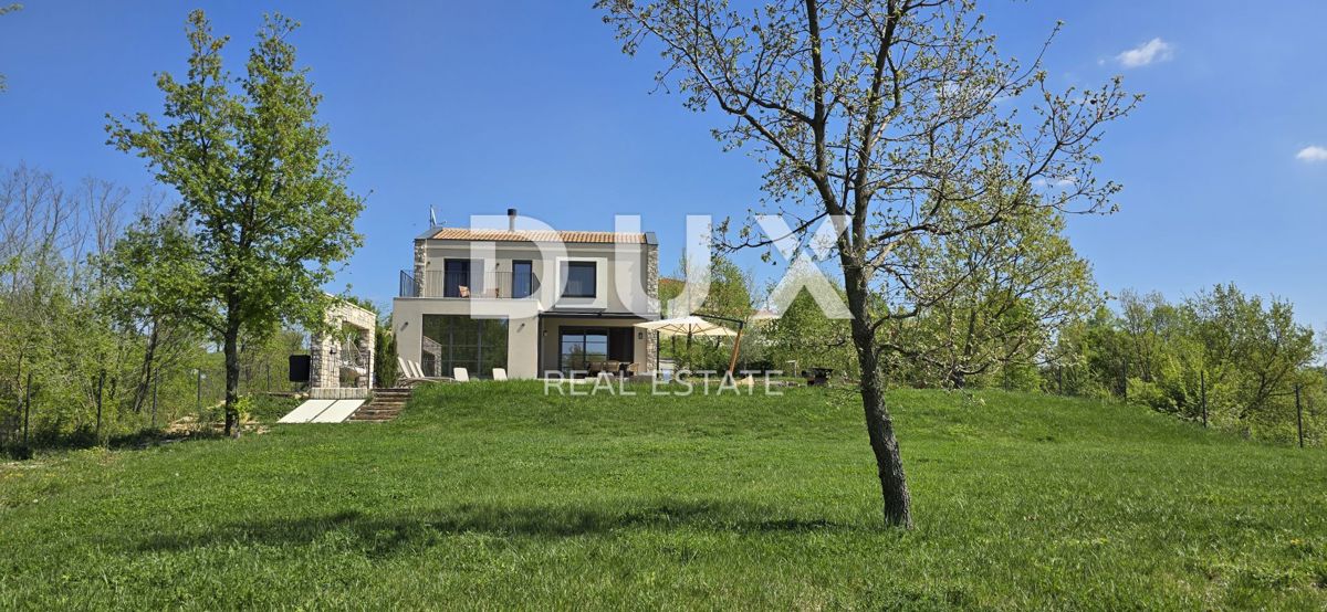 ISTRIA, MONTONA, DINTORNI - Una vista panoramica che vi toglierà il fiato! Bellissima villa fronte verde con completa privacy